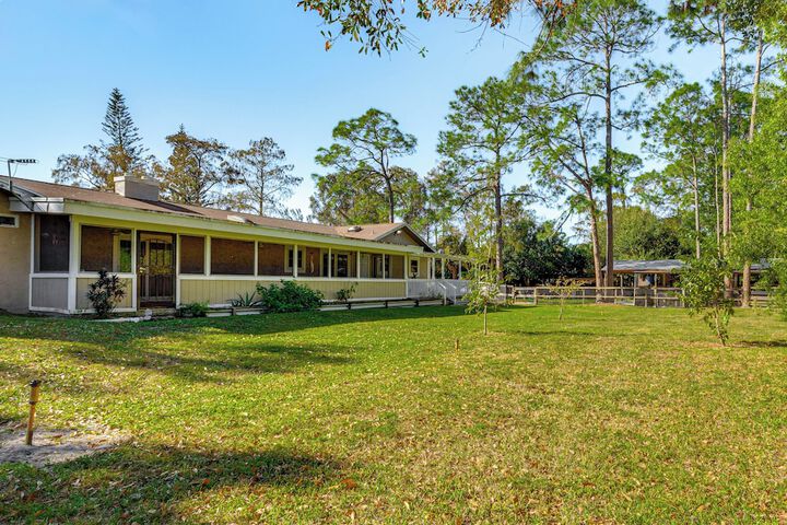 Peaceful Loxahatchee Apartment w / Covered Porch