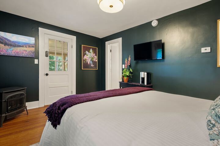 The Aurora Inn & Cottages