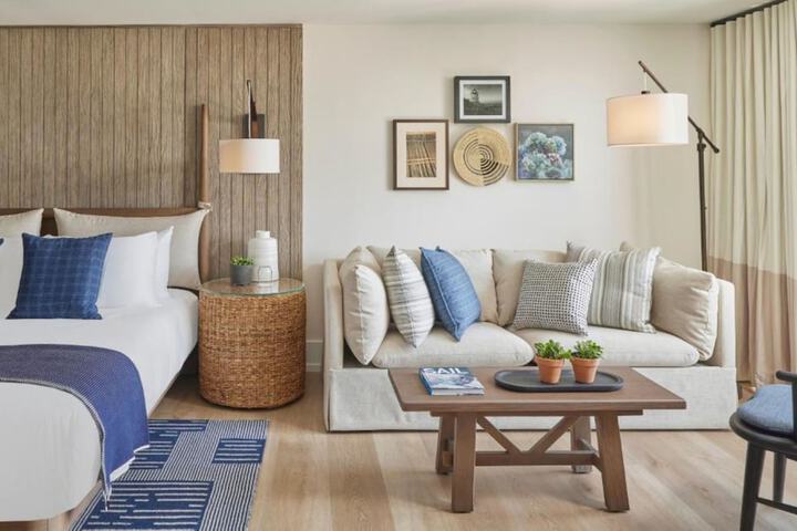 Newport Harbor Island Resort