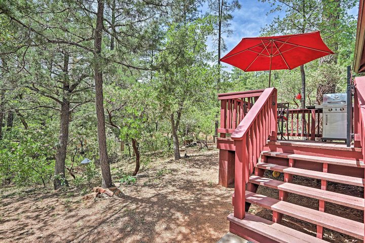 Furnished Deck: Romantic Strawberry / pine Studio!
