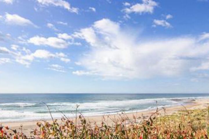 A Beachfront Fantasea 3 Br home by RedAwning