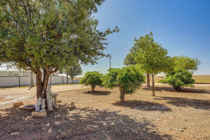 Lamesa Vacation Rental w / Covered Patio & Fire Pit