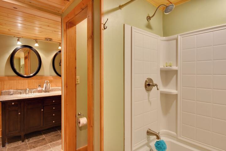 Ellijay Cabin Rental w / Hot Tub + Mountain Views!