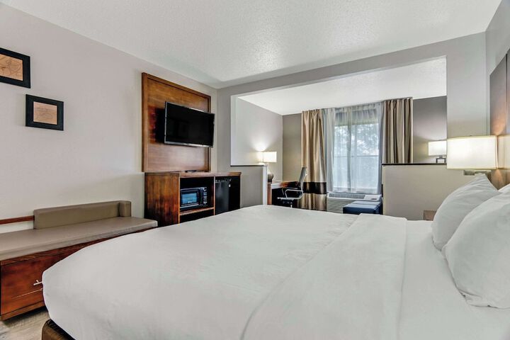 Comfort Suites near I-80 and I-94