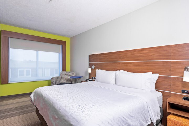 Holiday Inn Express Hotel & Suites Woodbridge by IHG