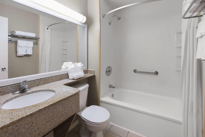 Super 8 by Wyndham Gananoque / Country Squire Resort