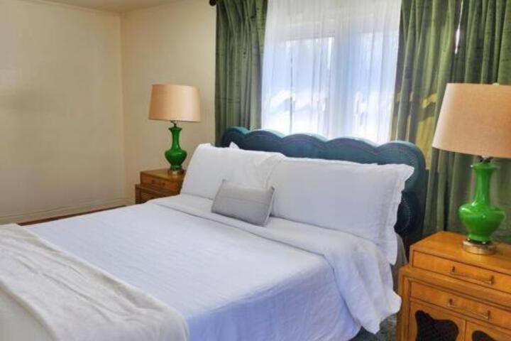 Chic Spacious Apt Near Attractions / Food/EWR/NYC
