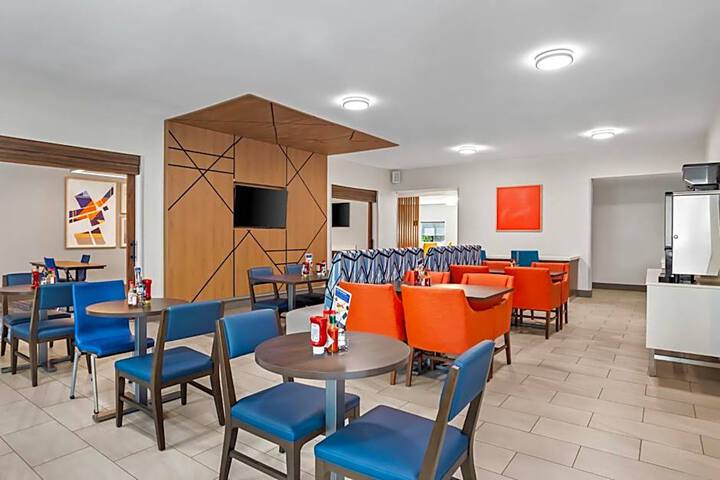 Holiday Inn Express & Suites Tumwater Olympia by IHG