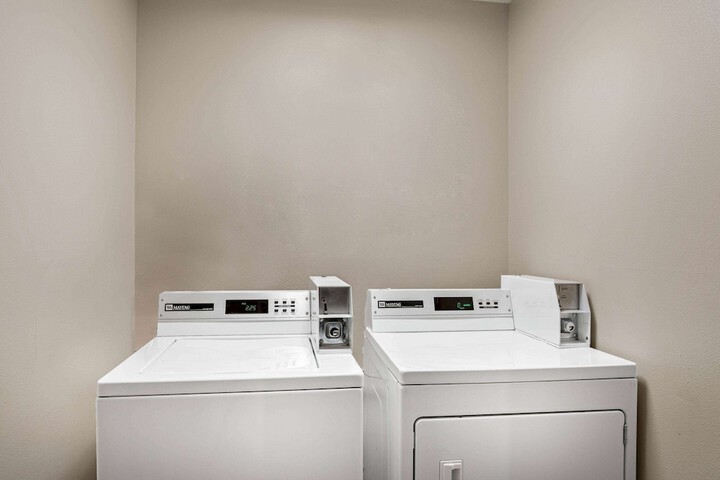La Quinta Inn & Suites by Wyndham Hartford - Bradley Airport