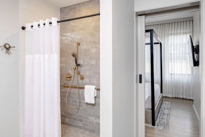 Hotel Fort Des Moines Curio Collection by Hilton