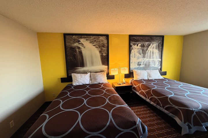 Super 8 by Wyndham Reedsburg