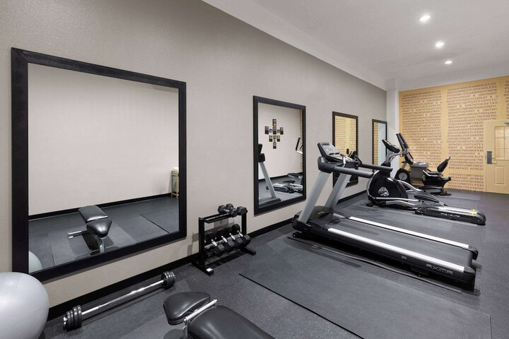 La Quinta Inn & Suites by Wyndham Deer Park