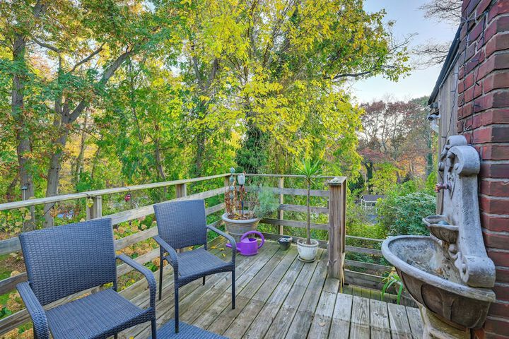 Cozy Dix Hills Apt w / Deck 7 Mi to Beach!