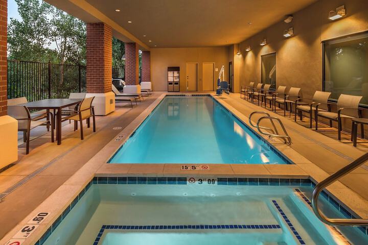 Courtyard Reno Downtown / Riverfront