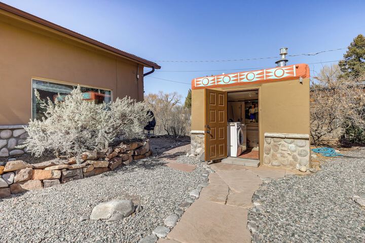 Artsy Studio w / Patio: 25 Mi to Santa Fe