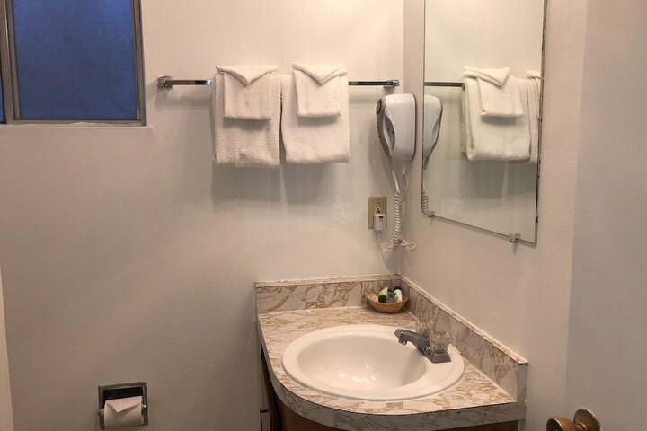 Cedar Inn & Suites