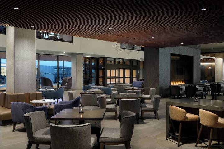 Lounge 73 of 90