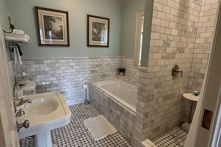 Room 6 of 19