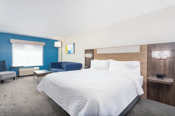 Holiday Inn Express & Suites Lancaster by IHG