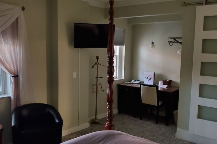 Lowell Inn
