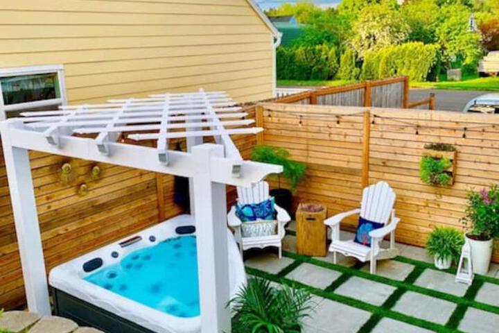Private Basement Suite w Hot Tub