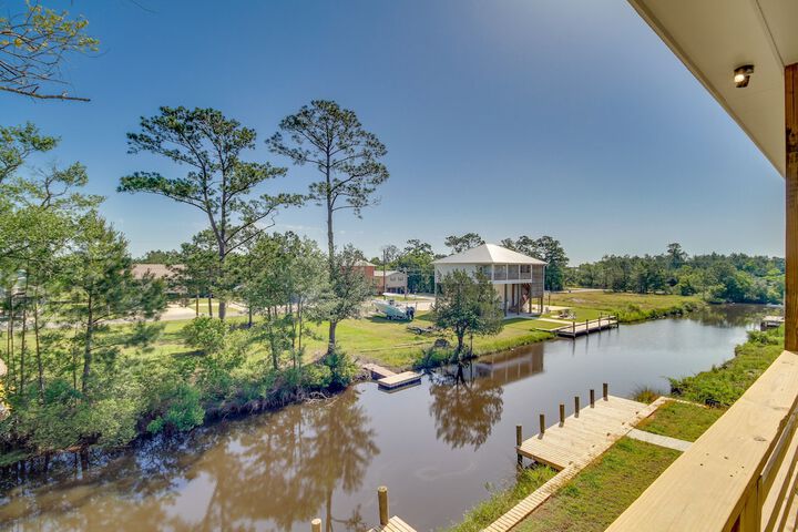 Lovely Bay St. Louis Retreat w / Dock & Canal Access
