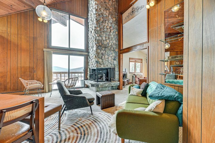 Near Canandaigua Lake: Retro Cabin w / Deck & Views