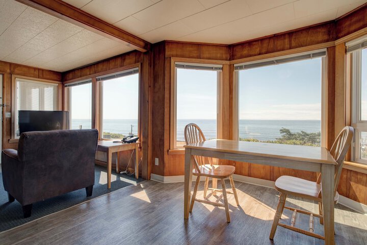 Ester Lee Oceanview Inn
