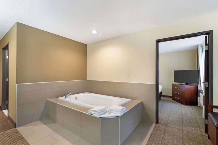 Comfort Suites Cedar Falls Industrial Park