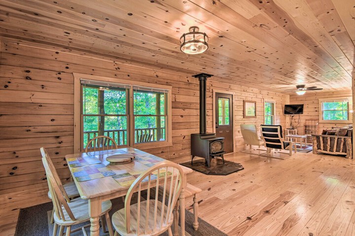 Secluded Cabin w / Deck 13 Miles to Downtown Murphy