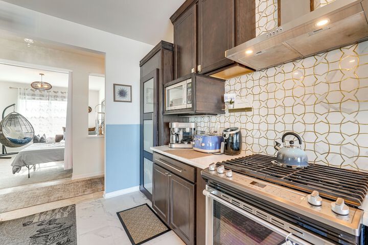 Spacious Waterfront Yorkville Getaway w / Yard