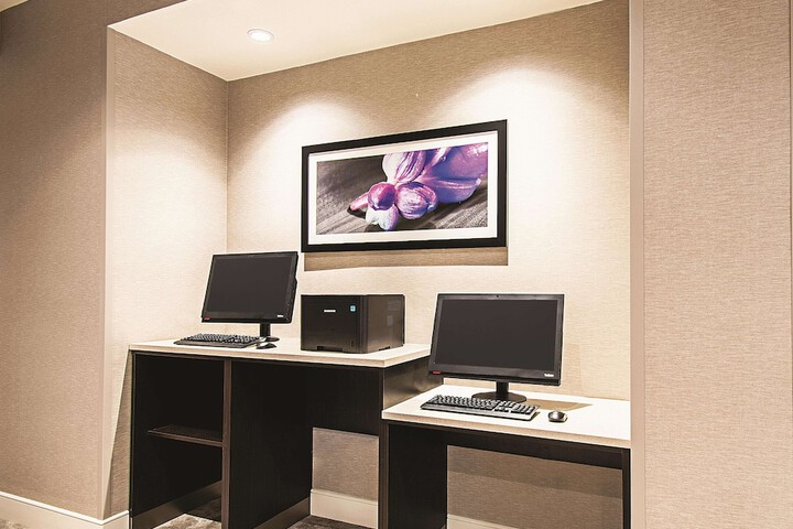 La Quinta Inn & Suites by Wyndham Cincinnati Sharonville