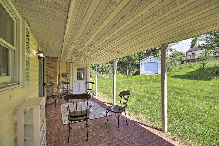Bluefield Retreat w / Pool Table: Near Parks!