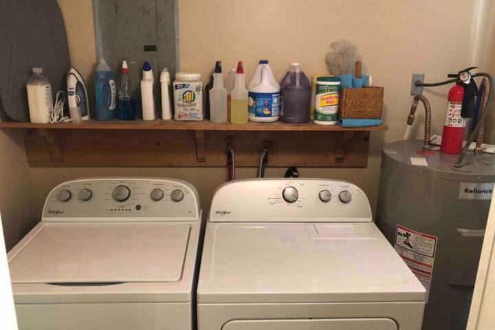 Downtown 2 Bedroom Cottage Sleeps 6, Walking Distance to Honeywell, Downtown Restaurants, Shopping