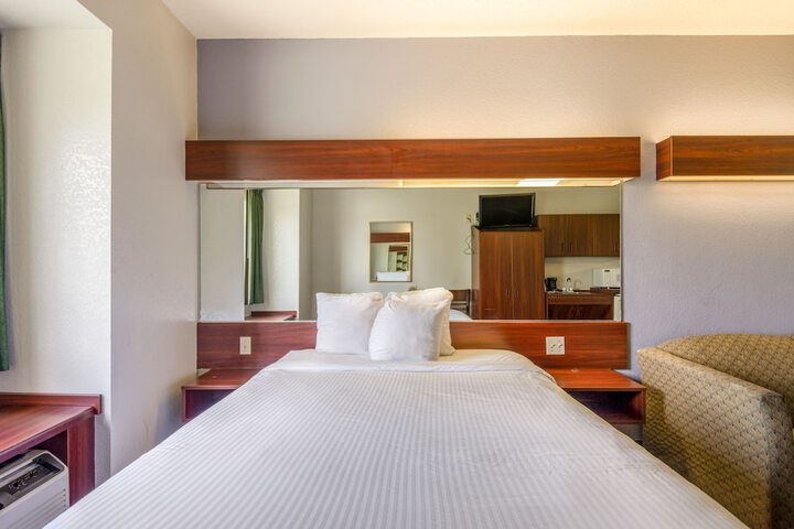 Room 32 of 40