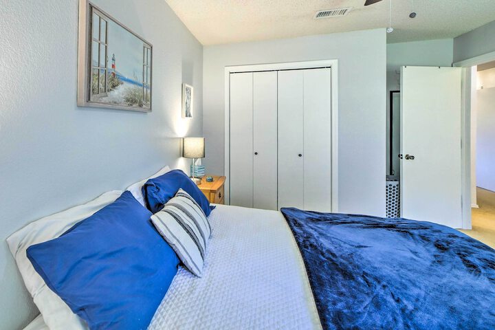 Family-friendly Broken Arrow Retreat w / Yard!