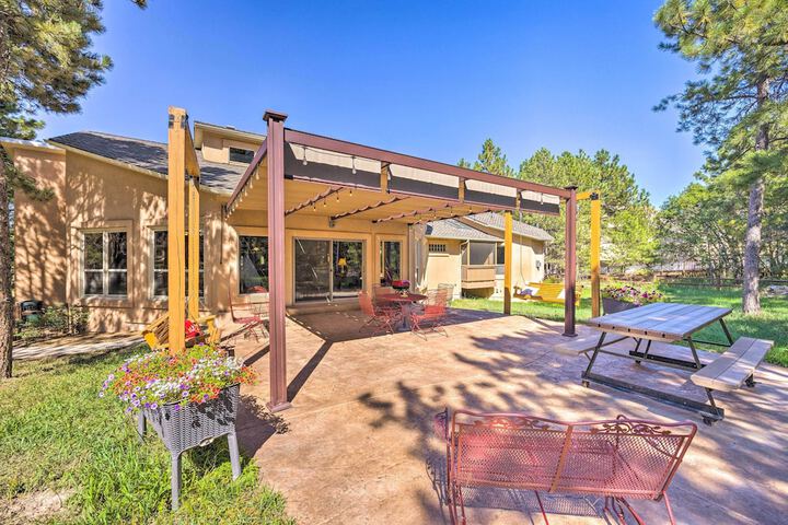 Serene Monument Sanctuary w / Patio & Fire Pit!