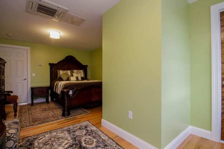 Room 21 of 32