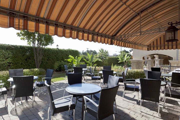 Le St-Martin Hotel & Suites Laval