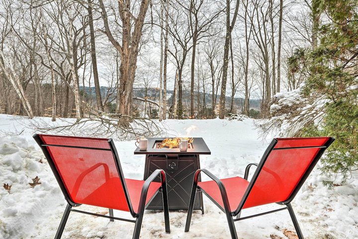 Hartford Escape w / Fire Pit 3 Mi to Ski & Golf!