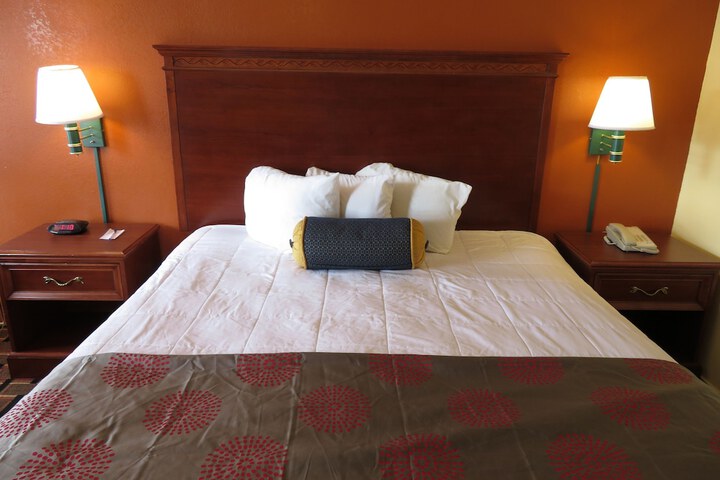 Room 17 of 28