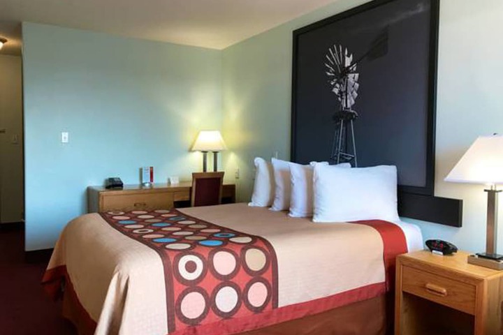 Super 8 by Wyndham Kindersley