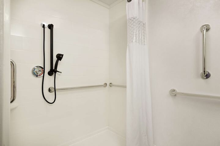 Room 13 of 33
