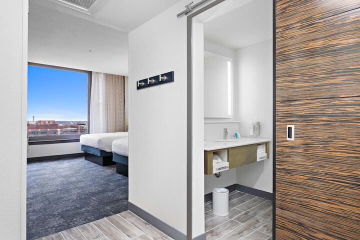 Room 21 of 40