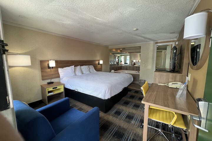 Room 6 of 23