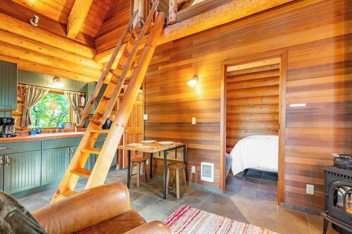 Penn Cove Overlook by Avantstay Cabin w / Views