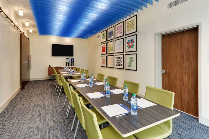 Holiday Inn Express & Suites Roanoke – Civic Center by IHG