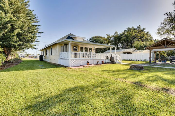 Lakefront Tavares Home w / Deck Patio & Dock!