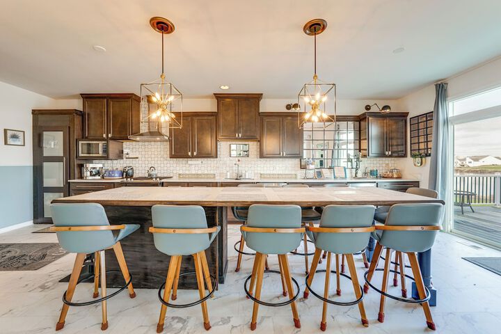 Spacious Waterfront Yorkville Getaway w / Yard