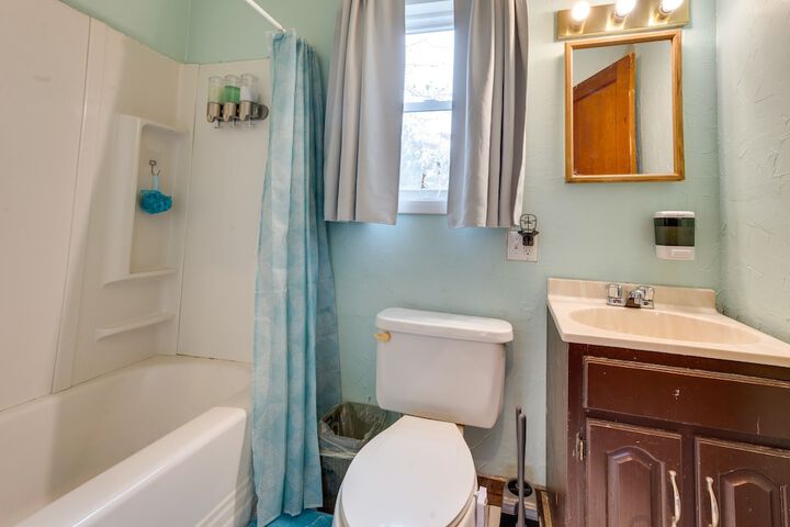 Charming Eagle Grove Farmhouse w / Patio!